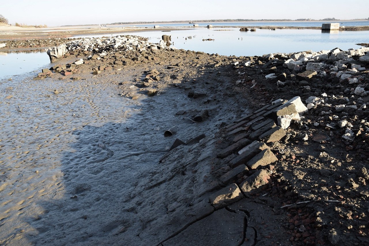 Zanieczyszczenia na dnie Jeziora Mietkowskiego