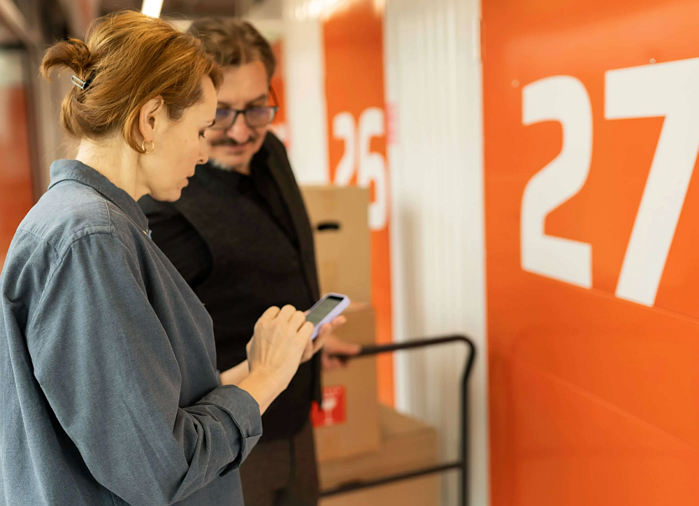 kobieta używająca telefonu
